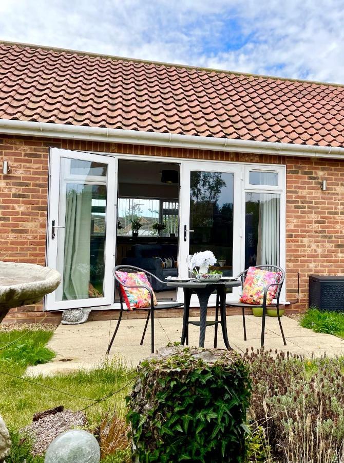 Stylish Boutique Bungalow Felixstowe Exterior photo
